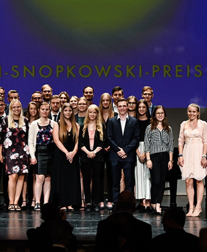 Bundespräsident a. D. Joachim Gauck (1. v. rechts) und Ilse Ruth Snopkowski (1. v. links) mit den Preisträgerinnen und Preisträgern 
© Andreas Gebert